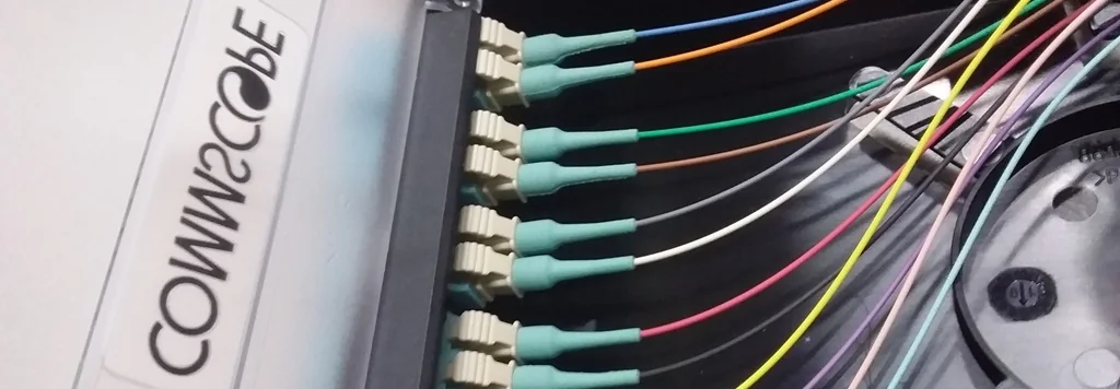 Conectores y tendido de fibra óptica