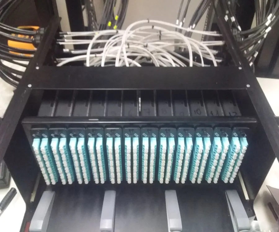 Trabajo de distribución y conexión de fibra óptica